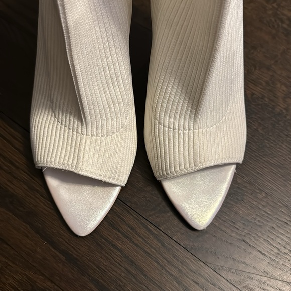 Steve Madden White Knit Forgo Pull On Peep Toe Heel size 9.5 (size 9 fit) - Picture 4 of 11